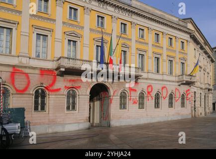 Der Palazzo Frizzon, der Sitz der Gemeinde Bergamo, wurde nachts mit roter Farbe beschmiert. Ein Akt des Vandalismus von inakzeptabler Schwerkraft. Ermittlungen gegen die Verantwortlichen sind im Gange. Stockfoto