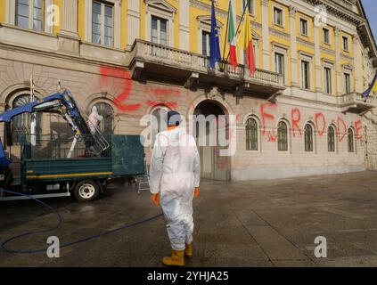 Der Palazzo Frizzon, der Sitz der Gemeinde Bergamo, wurde nachts mit roter Farbe beschmiert. Ein Akt des Vandalismus von inakzeptabler Schwerkraft. Ermittlungen gegen die Verantwortlichen sind im Gange. Stockfoto