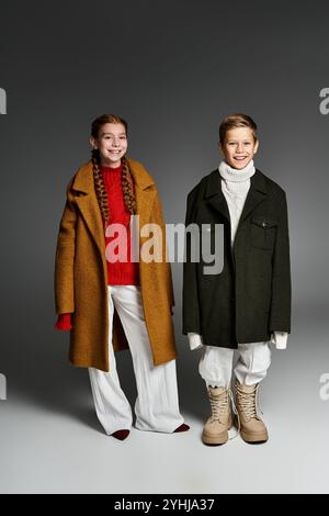 Zwei Kinder in kuscheliger Winterkleidung versprühen Freude beim gemeinsamen Stehen. Stockfoto
