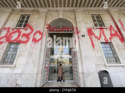 Bergamo, Italien. November 2024. Der Palazzo Frizzon, der Sitz der Gemeinde Bergamo, wurde nachts mit roter Farbe beschmiert. Ein Akt des Vandalismus von inakzeptabler Schwerkraft. Ermittlungen gegen die Verantwortlichen sind im Gange. Quelle: Independent Photo Agency Srl/Alamy Live News Stockfoto