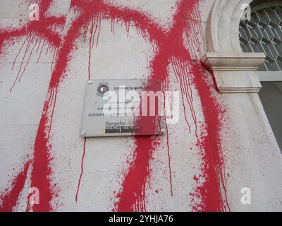 Bergamo, Italien. November 2024. Der Palazzo Frizzon, der Sitz der Gemeinde Bergamo, wurde nachts mit roter Farbe beschmiert. Ein Akt des Vandalismus von inakzeptabler Schwerkraft. Ermittlungen gegen die Verantwortlichen sind im Gange. Quelle: Independent Photo Agency Srl/Alamy Live News Stockfoto