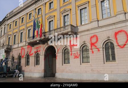 Bergamo, Italien. November 2024. Der Palazzo Frizzon, der Sitz der Gemeinde Bergamo, wurde nachts mit roter Farbe beschmiert. Ein Akt des Vandalismus von inakzeptabler Schwerkraft. Ermittlungen gegen die Verantwortlichen sind im Gange. Quelle: Independent Photo Agency Srl/Alamy Live News Stockfoto