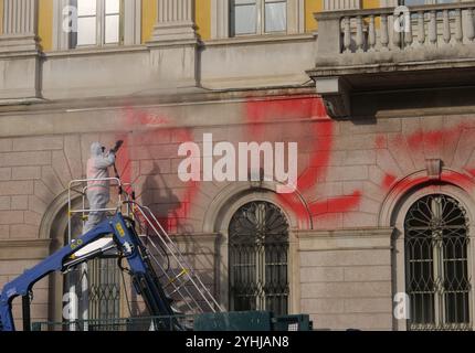 Bergamo, Italien. November 2024. Der Palazzo Frizzon, der Sitz der Gemeinde Bergamo, wurde nachts mit roter Farbe beschmiert. Ein Akt des Vandalismus von inakzeptabler Schwerkraft. Ermittlungen gegen die Verantwortlichen sind im Gange. Quelle: Independent Photo Agency Srl/Alamy Live News Stockfoto