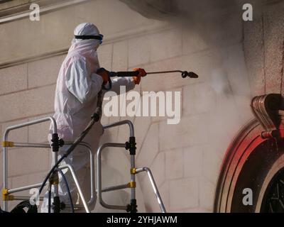 Bergamo, Italien. November 2024. Der Palazzo Frizzon, der Sitz der Gemeinde Bergamo, wurde nachts mit roter Farbe beschmiert. Ein Akt des Vandalismus von inakzeptabler Schwerkraft. Ermittlungen gegen die Verantwortlichen sind im Gange. Quelle: Independent Photo Agency Srl/Alamy Live News Stockfoto