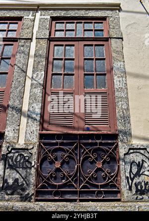 Antike Tür mit dekorativem Gitter an der Fassade in Tijuca, Rio de Janeiro, Brasilien Stockfoto