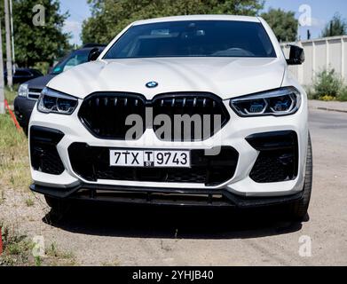 Minsk, Weißrussland, 12. November 2024 - Vorderansicht des weißen Luxus BMW X6, der auf der Straße geparkt ist Stockfoto