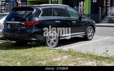 Minsk, Weißrussland, 12. November 2024 – Rückansicht Infiniti QX60 – japanisches Premiumauto Stockfoto