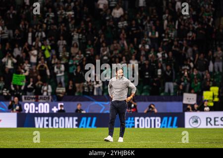 Lisboa, Portugal. November 2024. Ruben Amorim, Head Coach von Sporting CP, würdigt die Fans bei seinem letzten Heimspiel als Trainer am Ende des Spiels der UEFA Champions League 2024/25 Phase MD4 zwischen Sporting Clube de Portugal und Manchester City in Estadio Jose Alvalade. (Endresultat: Sporting CP 4 - 1 CF Manchester City) Credit: SOPA Images Limited/Alamy Live News Stockfoto