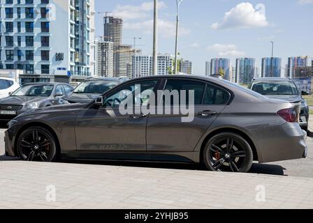 Minsk, Weißrussland, 12. November 2024 - Seitenansicht eines BMW Luxusautos auf der Straße. Stockfoto