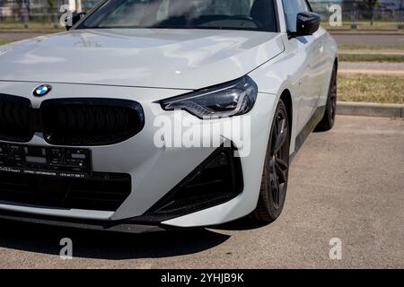 Minsk, Weißrussland, 12. November 2024 – Luxus BMW M240i xDrive – Premium-Automobil in deutschland Stockfoto