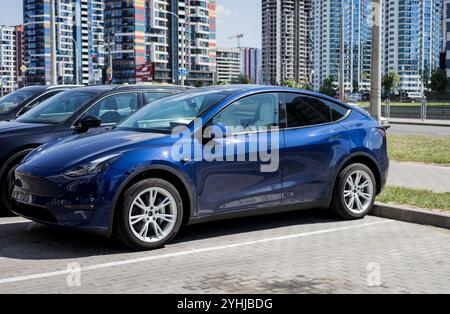 Minsk, Weißrussland, 12. November 2024 - blaues Elektroauto Tesla parkt auf der Straße Stockfoto