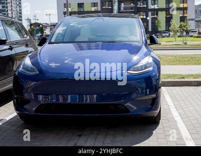 Minsk, Weißrussland, 12. November 2024 - Blue tesla EV Automobile. amerikanische Fahrzeugelektrik Stockfoto