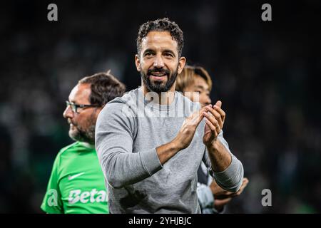 Lisboa, Portugal. November 2024. Ruben Amorim, Head Coach von Sporting CP, würdigt die Fans bei seinem letzten Heimspiel als Trainer am Ende des Spiels der UEFA Champions League 2024/25 Phase MD4 zwischen Sporting Clube de Portugal und Manchester City in Estadio Jose Alvalade. (Endpunktzahl: Sporting CP 4 - 1 CF Manchester City) (Foto: David Martins/SOPA Images/SIPA USA) Credit: SIPA USA/Alamy Live News Stockfoto