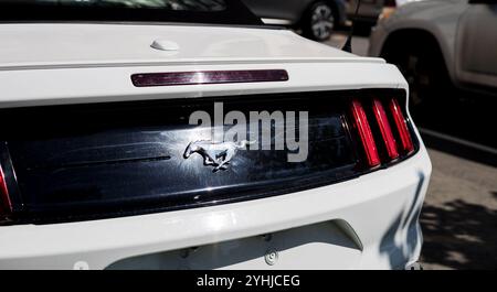 Minsk, Weißrussland, 12. November 2024 – Ford Mustang Logo. Berühmtes Emblem auf dem Auto Stockfoto