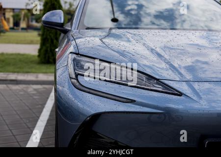 Minsk, Weißrussland, 12. November 2024 - Scheinwerfer eines chinesischen Elektroautos BYD Stockfoto