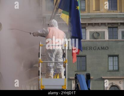 Bergamo, Italien. November 2024. Der Palazzo Frizzoni, der Sitz der Gemeinde Bergamo, wurde nachts mit roter Farbe beschmiert. Ein Akt des Vandalismus von inakzeptabler Schwerkraft. Ermittlungen gegen die Verantwortlichen sind im Gange. Quelle: Independent Photo Agency Srl/Alamy Live News Stockfoto