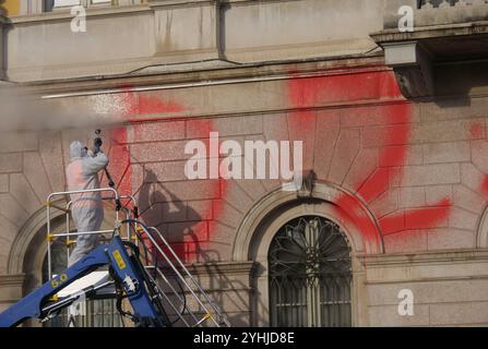 Bergamo, Italien. November 2024. Der Palazzo Frizzoni, der Sitz der Gemeinde Bergamo, wurde nachts mit roter Farbe beschmiert. Ein Akt des Vandalismus von inakzeptabler Schwerkraft. Ermittlungen gegen die Verantwortlichen sind im Gange. Quelle: Independent Photo Agency Srl/Alamy Live News Stockfoto