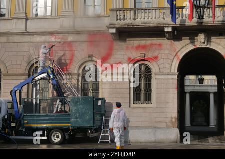 Bergamo, Italien. November 2024. Der Palazzo Frizzoni, der Sitz der Gemeinde Bergamo, wurde nachts mit roter Farbe beschmiert. Ein Akt des Vandalismus von inakzeptabler Schwerkraft. Ermittlungen gegen die Verantwortlichen sind im Gange. Quelle: Independent Photo Agency Srl/Alamy Live News Stockfoto