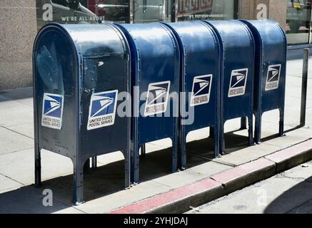 Die blauen Briefkästen des US Postal Service standen in der Sonne. Stockfoto