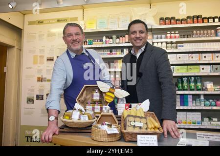 Edinburgh, Großbritannien, 12. November 2024: Anas Sarwar, Anas Sarwar, rechts, mit John McKee, Eigentümer von Hanover Health Foods, einem 120 Jahre alten Laden im Zentrum von Edinburgh. Bild: DB Media Services / Alamy Live Stockfoto