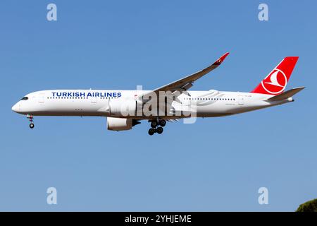 Ein Turkish Airlines Airbus 350-900 landet am Flughafen Rom Fiumicino. Der Airbus 350 ist mit HEPA-Filtern (High-Efficiency Particulate Air) ausgestattet, einem speziellen Filtersystem, das 99,97% aller Partikel entfernen kann. HEPA-Filter sorgen für eine saubere und sichere Luft im Innenraum. Stockfoto