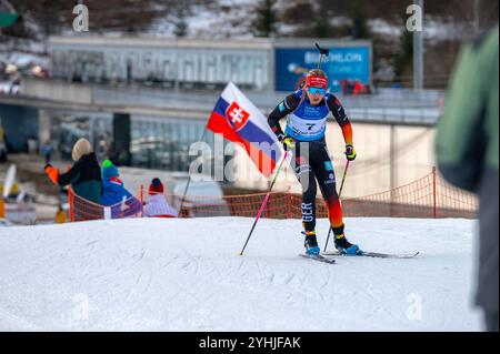 OSRBLIE, SLOWAKEI, 24. JANUAR 2024: Biathlon-Frauen-Rennen. Die Zuschauer unterstützen Athleten beim Wintersport der olympischen spiele. Stockfoto