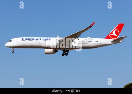 Rom, Italien. August 2024. Ein Turkish Airlines Airbus 350-900 landet am Flughafen Rom Fiumicino. Der Airbus 350 ist mit HEPA-Filtern (High-Efficiency Particulate Air) ausgestattet, einem speziellen Filtersystem, das 99,97% aller Partikel entfernen kann. HEPA-Filter sorgen für eine saubere und sichere Luft im Innenraum. (Foto: Fabrizio Gandolfo/SOPA Images/SIPA USA) Credit: SIPA USA/Alamy Live News Stockfoto