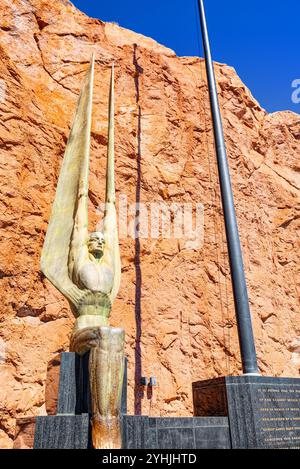 Berühmte und erstaunliche Hoover Dam am Lake Mead, Statue der Flagge, USA. Stockfoto