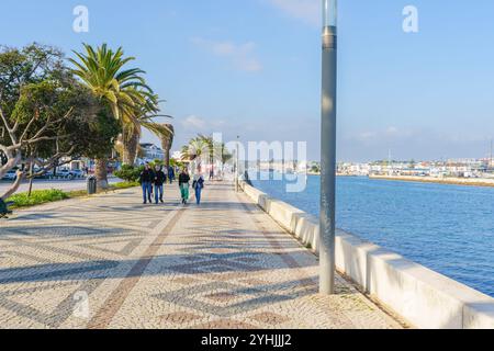 Lagos, Algarve, portugal - 30. Dezember 2023. Malerischer Küstenspaziergang in Lagos, Portugal. Promenade, die der Mündung des Lagos folgt Stockfoto