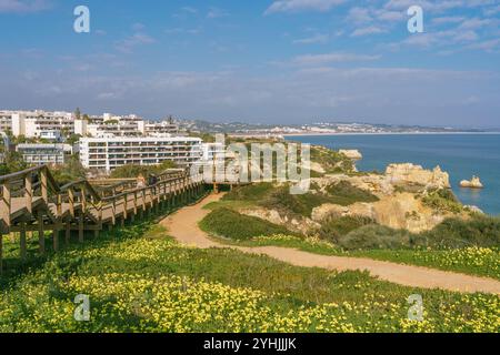 Lagos, Algarve, Portugal - 30. Dezember 2023. Holzsteg entlang der Klippen in Lagos, Algarve, Portugal Stockfoto