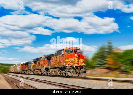 Flagstaff, Arizona, USA - 22. September 2018: Güterzug BNSF Railway Unternehmen an einem sonnigen Tag in Arizona. Stockfoto