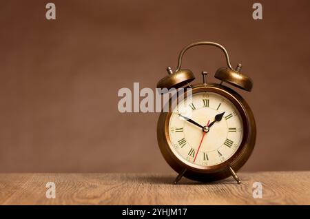 Altmodischer Wecker brauner Hintergrund Stockfoto