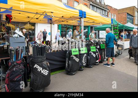 Markthändler verkauft Golfausrüstung St. Albans Freiluftmarkt St. Albans Hertfordshire England Vereinigtes Königreich Stockfoto