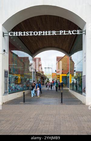 Eintritt zum Christopher Place, einem kleinen Einkaufsviertel im Herzen von St. Albans City Centre mit Einkaufsmöglichkeiten in St. Albans Hertfordshire England Großbritannien Stockfoto
