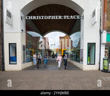 Eintritt zum Christopher Place, einem kleinen Einkaufsviertel im Herzen von St. Albans City Centre mit Einkaufsmöglichkeiten in St. Albans Hertfordshire England Großbritannien Stockfoto