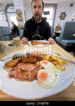 Komplettes Haus, englisch gekochte Eier und Speck Frühstück im Lighthouse Cafe, lowestoft, england Stockfoto