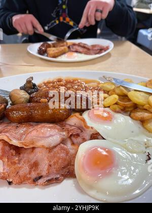 Komplettes Haus, englisch gekochte Eier und Speck Frühstück im Lighthouse Cafe, lowestoft, england Stockfoto