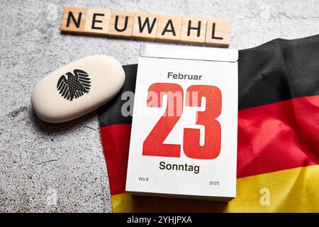 Bayern, Deutschland - 12. November 2024: Symbolisches Bild für die Bundestagswahl 2025 in Deutschland am 23. Februar. Neuwahl der Bundesregierung. Kalender mit Schriftzug: Neuwahl neben der deutschen Flagge *** Symbolbild für die Bundestagswahl 2025 in Deutschland, festgelegt auf den 23. Februar. Neuwahl der Bundesregierung. Kalender mit Schriftzug: Neuwahl neben Deutschland-Fahne Stockfoto