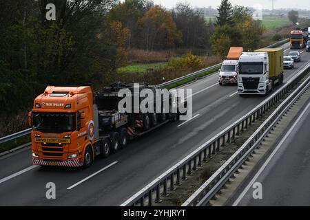 Militärtransporte aus der Niederlande auf dem Weg nach Polen. Mehrere niederländische Boxer GTK Rad-Schützenpanzer werden über die A31 transportiert. Aufgrund Ihrer strategischen Lage und guten Infrastruktur sind die Niederlande für viele Länder ein wichtiges Transitland. Die Niederlande sind ein verlässliger Logistikpartner und spielen eine wichtige Rolle bei der Verbesserung der militärischen Mobilität innerhalb Europas. Leer Niedersachsen Deutschland *** Militärtransporte aus den Niederlanden auf dem Weg nach Polen werden mehrere niederländische Boxer GTK-Radpanzer transportiert Stockfoto