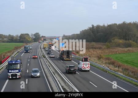 Militärtransporte aus der Niederlande auf dem Weg nach Polen. Mehrere niederländische Boxer GTK Rad-Schützenpanzer werden über die A31 transportiert. Aufgrund Ihrer strategischen Lage und guten Infrastruktur sind die Niederlande für viele Länder ein wichtiges Transitland. Die Niederlande sind ein verlässliger Logistikpartner und spielen eine wichtige Rolle bei der Verbesserung der militärischen Mobilität innerhalb Europas. Leer Niedersachsen Deutschland *** Militärtransporte aus den Niederlanden auf dem Weg nach Polen werden mehrere niederländische Boxer GTK-Radpanzer transportiert Stockfoto