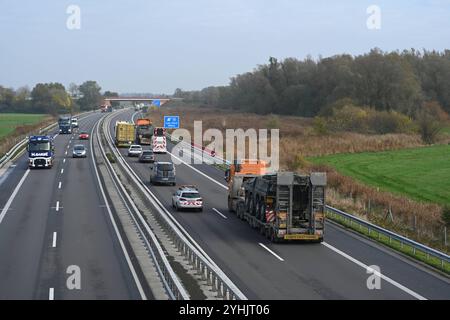 Militärtransporte aus der Niederlande auf dem Weg nach Polen. Mehrere niederländische Boxer GTK Rad-Schützenpanzer werden über die A31 transportiert. Aufgrund Ihrer strategischen Lage und guten Infrastruktur sind die Niederlande für viele Länder ein wichtiges Transitland. Die Niederlande sind ein verlässliger Logistikpartner und spielen eine wichtige Rolle bei der Verbesserung der militärischen Mobilität innerhalb Europas. Leer Niedersachsen Deutschland *** Militärtransporte aus den Niederlanden auf dem Weg nach Polen werden mehrere niederländische Boxer GTK-Radpanzer transportiert Stockfoto