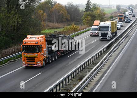 Militärtransporte aus der Niederlande auf dem Weg nach Polen. Mehrere niederländische Boxer GTK Rad-Schützenpanzer werden über die A31 transportiert. Aufgrund Ihrer strategischen Lage und guten Infrastruktur sind die Niederlande für viele Länder ein wichtiges Transitland. Die Niederlande sind ein verlässliger Logistikpartner und spielen eine wichtige Rolle bei der Verbesserung der militärischen Mobilität innerhalb Europas. Leer Niedersachsen Deutschland *** Militärtransporte aus den Niederlanden auf dem Weg nach Polen werden mehrere niederländische Boxer GTK-Radpanzer transportiert Stockfoto