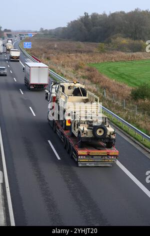 Militärtransporte aus der Niederlande auf dem Weg nach Polen. Amerikanisches Kriegsgerät wird über die A31 transportiert. Aufgrund Ihrer strategischen Lage und guten Infrastruktur sind die Niederlande für viele Länder ein wichtiges Transitland. Die Niederlande sind ein verlässliger Logistikpartner und spielen eine wichtige Rolle bei der Verbesserung der militärischen Mobilität innerhalb Europas. Leer Niedersachsen Deutschland *** Militärtransporte aus den Niederlanden auf dem Weg nach Polen amerikanische Kriegsausrüstung wird aufgrund ihrer strategischen Lage und guten Infrastruktur über die A31 transportiert Stockfoto