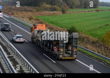 Militärtransporte aus der Niederlande auf dem Weg nach Polen. Mehrere niederländische Boxer GTK Rad-Schützenpanzer werden über die A31 transportiert. Aufgrund Ihrer strategischen Lage und guten Infrastruktur sind die Niederlande für viele Länder ein wichtiges Transitland. Die Niederlande sind ein verlässliger Logistikpartner und spielen eine wichtige Rolle bei der Verbesserung der militärischen Mobilität innerhalb Europas. Leer Niedersachsen Deutschland *** Militärtransporte aus den Niederlanden auf dem Weg nach Polen werden mehrere niederländische Boxer GTK-Radpanzer transportiert Stockfoto