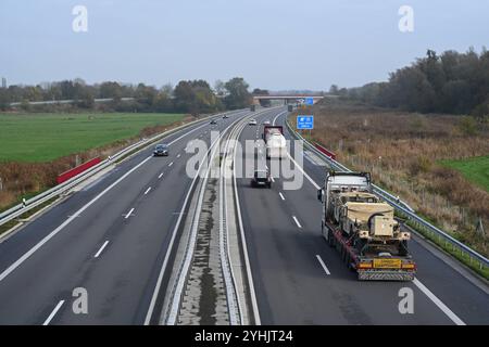 Militärtransporte aus der Niederlande auf dem Weg nach Polen. Amerikanisches Kriegsgerät wird über die A31 transportiert. Aufgrund Ihrer strategischen Lage und guten Infrastruktur sind die Niederlande für viele Länder ein wichtiges Transitland. Die Niederlande sind ein verlässliger Logistikpartner und spielen eine wichtige Rolle bei der Verbesserung der militärischen Mobilität innerhalb Europas. Leer Niedersachsen Deutschland *** Militärtransporte aus den Niederlanden auf dem Weg nach Polen amerikanische Kriegsausrüstung wird aufgrund ihrer strategischen Lage und guten Infrastruktur über die A31 transportiert Stockfoto