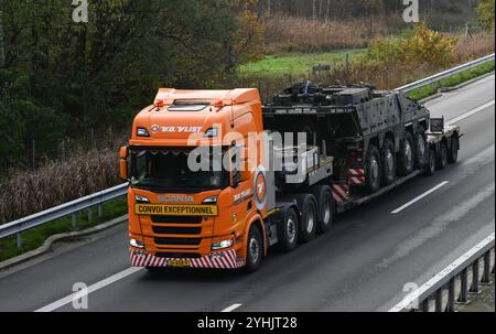 Militärtransporte aus der Niederlande auf dem Weg nach Polen. Mehrere niederländische Boxer GTK Rad-Schützenpanzer werden über die A31 transportiert. Aufgrund Ihrer strategischen Lage und guten Infrastruktur sind die Niederlande für viele Länder ein wichtiges Transitland. Die Niederlande sind ein verlässliger Logistikpartner und spielen eine wichtige Rolle bei der Verbesserung der militärischen Mobilität innerhalb Europas. Leer Niedersachsen Deutschland *** Militärtransporte aus den Niederlanden auf dem Weg nach Polen werden mehrere niederländische Boxer GTK-Radpanzer transportiert Stockfoto