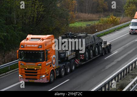 Militärtransporte aus der Niederlande auf dem Weg nach Polen. Mehrere niederländische Boxer GTK Rad-Schützenpanzer werden über die A31 transportiert. Aufgrund Ihrer strategischen Lage und guten Infrastruktur sind die Niederlande für viele Länder ein wichtiges Transitland. Die Niederlande sind ein verlässliger Logistikpartner und spielen eine wichtige Rolle bei der Verbesserung der militärischen Mobilität innerhalb Europas. Leer Niedersachsen Deutschland *** Militärtransporte aus den Niederlanden auf dem Weg nach Polen werden mehrere niederländische Boxer GTK-Radpanzer transportiert Stockfoto