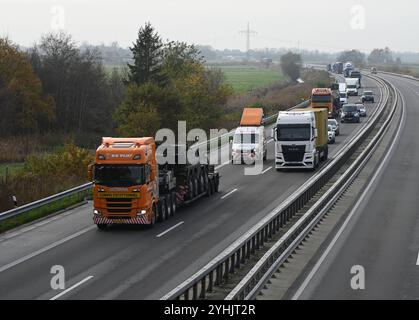 Militärtransporte aus der Niederlande auf dem Weg nach Polen. Mehrere niederländische Boxer GTK Rad-Schützenpanzer werden über die A31 transportiert. Aufgrund Ihrer strategischen Lage und guten Infrastruktur sind die Niederlande für viele Länder ein wichtiges Transitland. Die Niederlande sind ein verlässliger Logistikpartner und spielen eine wichtige Rolle bei der Verbesserung der militärischen Mobilität innerhalb Europas. Leer Niedersachsen Deutschland *** Militärtransporte aus den Niederlanden auf dem Weg nach Polen werden mehrere niederländische Boxer GTK-Radpanzer transportiert Stockfoto