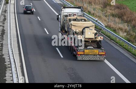 Militärtransporte aus der Niederlande auf dem Weg nach Polen. Amerikanisches Kriegsgerät wird über die A31 transportiert. Aufgrund Ihrer strategischen Lage und guten Infrastruktur sind die Niederlande für viele Länder ein wichtiges Transitland. Die Niederlande sind ein verlässliger Logistikpartner und spielen eine wichtige Rolle bei der Verbesserung der militärischen Mobilität innerhalb Europas. Leer Niedersachsen Deutschland *** Militärtransporte aus den Niederlanden auf dem Weg nach Polen amerikanische Kriegsausrüstung wird aufgrund ihrer strategischen Lage und guten Infrastruktur über die A31 transportiert Stockfoto