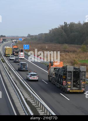 Militärtransporte aus der Niederlande auf dem Weg nach Polen. Mehrere niederländische Boxer GTK Rad-Schützenpanzer werden über die A31 transportiert. Aufgrund Ihrer strategischen Lage und guten Infrastruktur sind die Niederlande für viele Länder ein wichtiges Transitland. Die Niederlande sind ein verlässliger Logistikpartner und spielen eine wichtige Rolle bei der Verbesserung der militärischen Mobilität innerhalb Europas. Leer Niedersachsen Deutschland *** Militärtransporte aus den Niederlanden auf dem Weg nach Polen werden mehrere niederländische Boxer GTK-Radpanzer transportiert Stockfoto